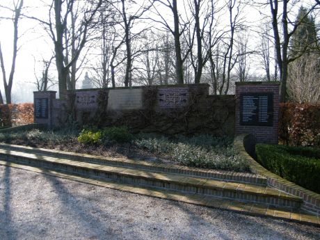 Oorlogsmonument 1940-1945 begraafplaats Roden